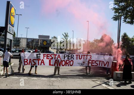 Rome, Italie. 01 mai 2025. Le jour de la fête du travail, les travailleurs manifestent et luttent pour les droits et la sécurité au travail. Très forte participation de travailleurs du Pakistan et du Bangladesh, exploités en Italie de la campagne aux usines textiles. (Photo par Elisa Bianchini/Pacific Press) crédit : Pacific Press Media production Corp./Alamy Live News Banque D'Images
