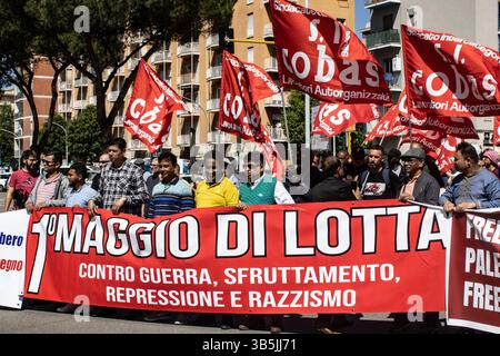 Rome, Italie. 01 mai 2025. Le jour de la fête du travail, les travailleurs manifestent et luttent pour les droits et la sécurité au travail. Très forte participation de travailleurs du Pakistan et du Bangladesh, exploités en Italie de la campagne aux usines textiles. (Photo par Elisa Bianchini/Pacific Press) crédit : Pacific Press Media production Corp./Alamy Live News Banque D'Images