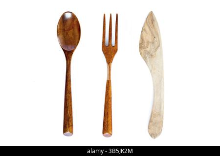 Couteau en bois, cuillère et fourchette sur fond blanc. Prise de vue en studio. Ensemble d'ustensile de cuisine Banque D'Images