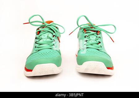Rouge, cyan, blanc paire de nouvelles chaussures de tennis en studio tourné sur fond blanc Banque D'Images