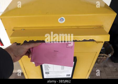 Dimanche 23 février 2025, l'Allemagne élira un nouveau Bundestag. Les électeurs postaux peuvent déjà voter maintenant, les bulletins de vote doivent être soumis à Banque D'Images