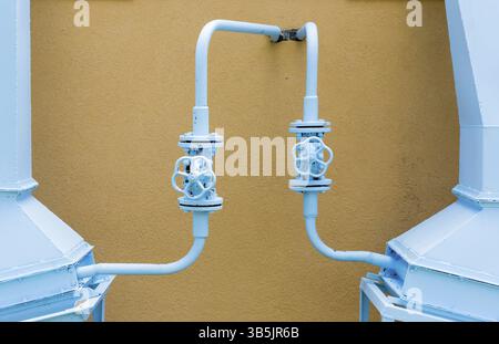 Systèmes industriels de climatisation et de ventilation à l'extérieur du mur de l'usine Banque D'Images