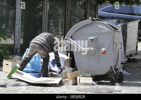 Pauvre homme sans foyer reçoit le papier près de poubelles pour le recyclage à Sofia, Bulgarie. Une décennie après l'adhésion à l'UE de nombreuses personnes dans le pays continue de stru Banque D'Images