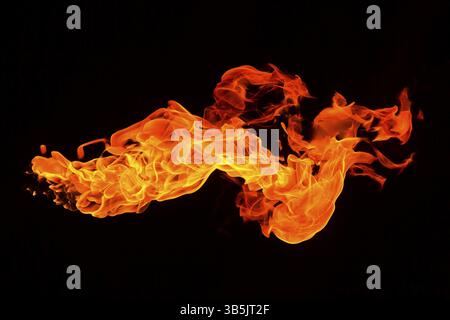 Flamme brûlante isolée sur un fond noir. Feu en rouge, orange et jaune. Orientation horizontale de l'image Banque D'Images