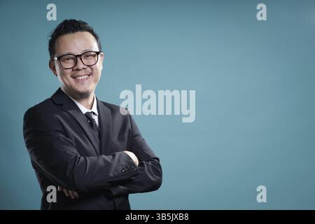 Portrait d'un homme d'affaires asiatique confiant souriant Banque D'Images