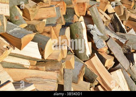 Grumes pour chauffage hiver empilés Banque D'Images