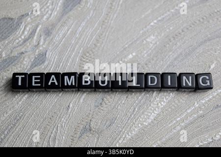 Concept de Team building écrit sur des blocs de bois. Image traitée croisée sur fond en bois Banque D'Images