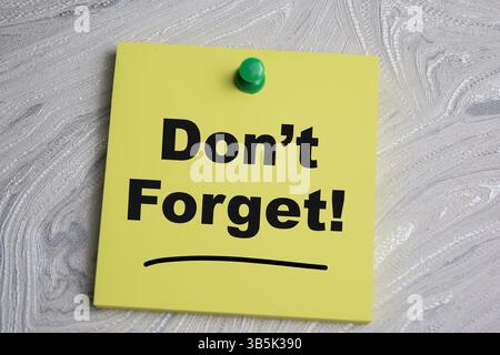 Concept de ne pas oublier écrire sur des notes autocollantes isolées sur la table en bois. Banque D'Images