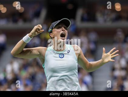 7 septembre 2022, Flushing Meadows, New York, États-Unis : IgA Swiatek célèbre après avoir remporté son match contre Jessica Pegula le jour 10 de l'US Open 2022 au Centre National de Tennis de l'USTA Billie Jean King le mercredi 7 septembre 2022 dans le quartier Flushing du Queens borough de New York. JAVIER ROJAS/PI (crédit image : © Prensa Internacional via ZUMA Press Wire) Banque D'Images
