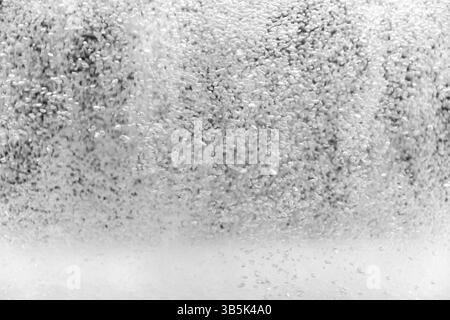 Petites bulles d'eau sur fond noir. Venant d'en bas dans un aquarium Banque D'Images