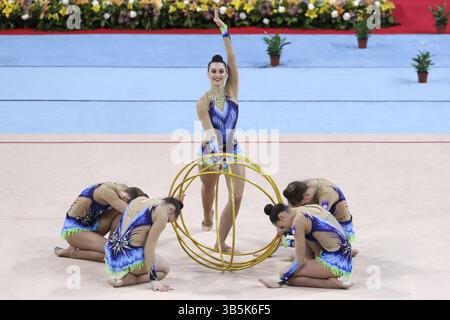 Sofia, Bulgarie - 30 mars 2018 : L'équipe de Slovénie se produit avec des cerceaux lors de la Coupe du monde de gymnastique rythmique Sofia 2018. Tournoi de groupe Banque D'Images