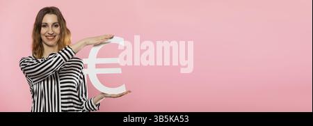 DAS Maedchen haelt ein grosses Euro-Symbol dans ihren Haenden. Union Form der Waehrung der Europaeischen. Symbol fuer Finanzen und Cashflow in der Wirts Banque D'Images