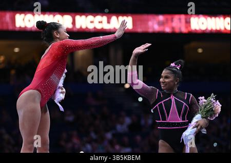 21 août 2022, Tampa, Floride, États-Unis : KONNOR MCCLAIN et JORDAN CHILES High Five lors de la deuxième journée de compétition qui s'est tenue à l'Amalie Arena de Tampa, Floride. (Crédit image : © Amy Sanderson/ZUMA Press Wire) Banque D'Images