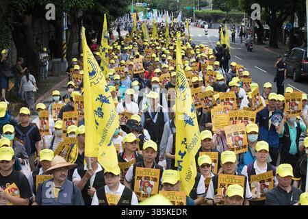 Les participants tiennent des pancartes et chantent des slogans lors d'un rassemblement à Taipei, Taiwan, pour marquer la Journée internationale du travail annuelle le 1er mai 2025. Banque D'Images