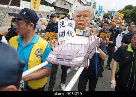 Les participants tiennent des pancartes et chantent des slogans lors d'un rassemblement à Taipei, Taiwan, pour marquer la Journée internationale du travail annuelle le 1er mai 2025. Banque D'Images
