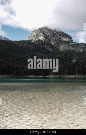18 septembre 2022, Zabljak, Monténégro : le lac Noir, Crno Jezero, dans la municipalité de Å½abljak dans le nord du Monténégro, est un lac glaciaire, situé sur le mont Durmitor au pied du pic MeÄ'ed, à une altitude de 1 416 mètres. (Crédit image : © Nir Alon/ZUMA Press Wire) Banque D'Images