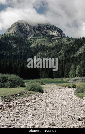 18 septembre 2022, Zabljak, Monténégro : le lac Noir, Crno Jezero, dans la municipalité de Å½abljak dans le nord du Monténégro, est un lac glaciaire, situé sur le mont Durmitor au pied du pic MeÄ'ed, à une altitude de 1 416 mètres. (Crédit image : © Nir Alon/ZUMA Press Wire) Banque D'Images