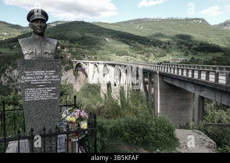 18 septembre 2022, Zabljak, Monténégro : le pont Ä urÄ’eviÄ‡a Tara, pont de la rivière Tara, est un pont en arc de béton sur la rivière Tara entre les villages de BudeÄ evica et TreÅ¡njica. Construit entre 1937 et 1940 dans le Royaume de Yougoslavie, le pont de 365 mètres de long a cinq arches et se dresse à une hauteur de 172 mètres. En 1940, il était le plus grand pont en voûte en béton véhiculaire en Europe. En 1942, pendant l'occupation italienne à la suite de l'invasion allemande de la Yougoslavie, un groupe de raids partisans yougoslaves fait exploser une section du pont avec l'aide de l'un des ingénieurs du pont, Lazar Jau Banque D'Images
