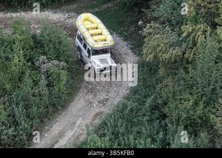18 septembre 2022, Zabljak, Monténégro : transport pour le rafting sur la rivière Tara (crédit image : © Nir Alon/ZUMA Press Wire) Banque D'Images