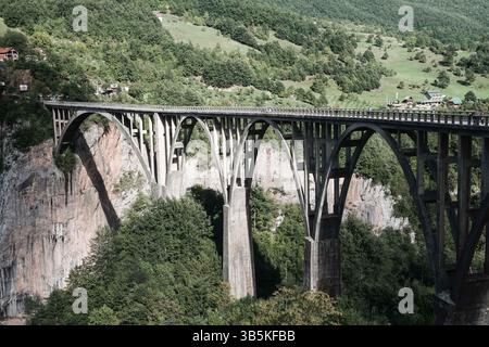 18 septembre 2022, Zabljak, Monténégro : le pont Ä urÄ’eviÄ‡a Tara, pont de la rivière Tara, est un pont en arc de béton sur la rivière Tara entre les villages de BudeÄ evica et TreÅ¡njica. Construit entre 1937 et 1940 dans le Royaume de Yougoslavie, le pont de 365 mètres de long a cinq arches et se dresse à une hauteur de 172 mètres. En 1940, il était le plus grand pont en voûte en béton véhiculaire en Europe. En 1942, pendant l'occupation italienne à la suite de l'invasion allemande de la Yougoslavie, un groupe de raids partisans yougoslaves fait exploser une section du pont avec l'aide de l'un des ingénieurs du pont, Lazar Jau Banque D'Images