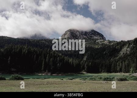 18 septembre 2022, Zabljak, Monténégro : le lac Noir, Crno Jezero, dans la municipalité de Å½abljak dans le nord du Monténégro, est un lac glaciaire, situé sur le mont Durmitor au pied du pic MeÄ'ed, à une altitude de 1 416 mètres. (Crédit image : © Nir Alon/ZUMA Press Wire) Banque D'Images