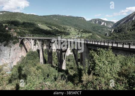 18 septembre 2022, Zabljak, Monténégro : le pont Ä urÄ’eviÄ‡a Tara, pont de la rivière Tara, est un pont en arc de béton sur la rivière Tara entre les villages de BudeÄ evica et TreÅ¡njica. Construit entre 1937 et 1940 dans le Royaume de Yougoslavie, le pont de 365 mètres de long a cinq arches et se dresse à une hauteur de 172 mètres. En 1940, il était le plus grand pont en voûte en béton véhiculaire en Europe. En 1942, pendant l'occupation italienne à la suite de l'invasion allemande de la Yougoslavie, un groupe de raids partisans yougoslaves fait exploser une section du pont avec l'aide de l'un des ingénieurs du pont, Lazar Jau Banque D'Images
