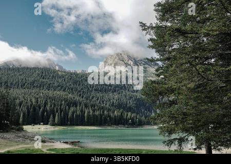 18 septembre 2022, Zabljak, Monténégro : le lac Noir, Crno Jezero, dans la municipalité de Å½abljak dans le nord du Monténégro, est un lac glaciaire, situé sur le mont Durmitor au pied du pic MeÄ'ed, à une altitude de 1 416 mètres. (Crédit image : © Nir Alon/ZUMA Press Wire) Banque D'Images