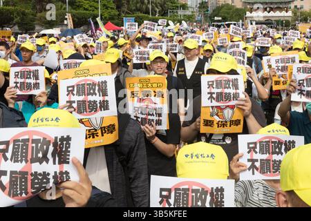 Les participants tiennent des pancartes et chantent des slogans lors d'un rassemblement à Taipei, Taiwan, pour marquer la Journée internationale du travail annuelle le 1er mai 2025. Banque D'Images