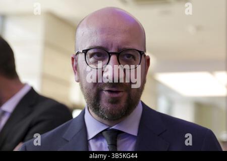 Sofia, Bulgarie - 16 mai 2018 : le premier ministre belge Charles Michel assiste à une exposition de peintures dans un bâtiment d'affaires à Sofia Banque D'Images