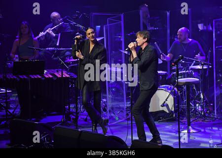 LONDRES, ANGLETERRE - 24 AVRIL : Nadine Shah et Brett Anderson interprétant Death Songbook avec Paraorchestra à Roundhouse, Camden le 24 avril 2024 à Londres, Angleterre. CAP/Mar ©Mar/Capital Pictures Banque D'Images