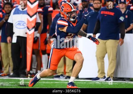 23 septembre 2022 : Justin Barron (23 ans), l'arrière défensif de Syracuse Orange, réagit à un match contre les cavaliers de Virginie lors de la première mi-temps vendredi 23 septembre 2022 au JMA Wireless Dome de Syracuse, New York. Rich Barnes/CSM (crédit image : © Rich Barnes/CSM via ZUMA Press Wire) Banque D'Images