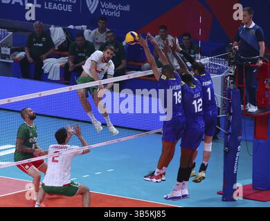 Sofia, Bulgarie - 4 juillet 2022 : les équipes de Bulgarie et du Brésil sont vues en action lors d'un match de la phase de groupes du Championnat du monde de volleyball Banque D'Images