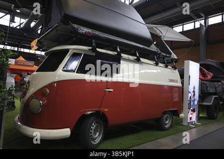 C'est également possible : un vieux bus VW avec un lit de camping mis en place à la foire Caravan Live Freiburg 2024 - la foire commerciale pour les campeurs, camping-cars a Banque D'Images