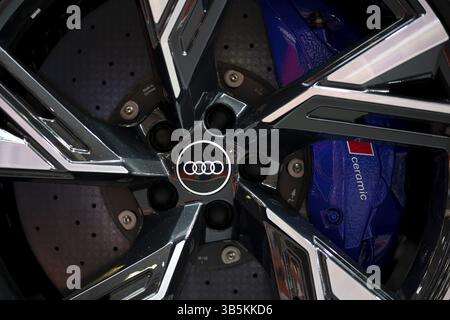 Sofia, Bulgarie - 3 juin, 2022 : gros plan du logo Audi est vu sur une roue d'une voiture avec freins en céramique ventilés au salon de l'automobile de Sofia Banque D'Images