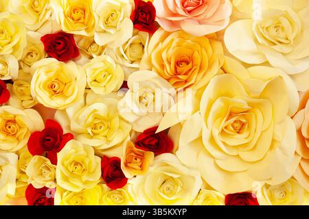 Fleurs artificielles de roses jaunes et roses gros plan. Banque D'Images