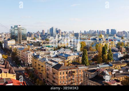 Vue surélevée sur le paysage urbain de Kiev, mettant en évidence la cathédrale historique de St Volodymyr Banque D'Images
