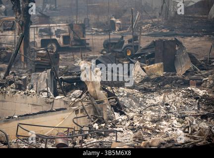 4 août 2022, Klamath River, Californie, États-Unis : une maison brûlée, des véhicules et des biens détruits dans la communauté non incorporée de Klamath River après qu'elle ait été incendiée par l'incendie de 58 600 acres McKinney. Le feu brûle dans la forêt nationale de Klamath, dans l'extrême nord de la Californie. Le nombre de morts de l'incendie s'élève à 4. (Crédit image : © Robin Loznak/ZUMA Press Wire) Banque D'Images