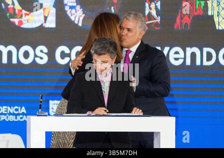 4 août 2022, Bogota, Cundinamarca, Colombie : Claudia Lopez, maire de Bogota, signe les contrats dans le cadre d'une coopération financière entre le gouvernement colombien et le gouvernement de Bogota pour le développement du réseau de métro de Bogota, à Bogota, Colombie, le 4 août 2022. Photo par : Chepa Beltran/long Visual Press (crédit image : © Chepa Beltran/LongVisual via ZUMA Press Wire) Banque D'Images