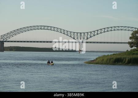 7 août 2022, Memphis, Tennessee, USA : le pont Hernando Desoto sur le fleuve Mississippi à Memphis. Le pont Hernando de Soto est un pont à arche liée transportant l'Interstate 40 à travers le fleuve Mississippi entre West Memphis, Arkansas, et Memphis. Le paysage de développement du centre-ville de Memphis se développe à un rythme sans précédent. Des méga-projets comme One Beale, Historic Snuff District et Tom Lee Park rénovations changent le panorama de Bluff City. Cette vue de la ligne d'horizon de Memphis depuis le fleuve Mississippi le 7 août 2022. (Crédit image : © Karen Focht/ZUMA Press Wire) Banque D'Images