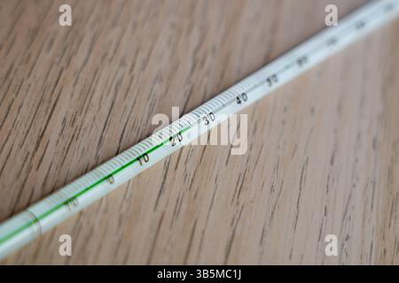 Stockbilder 05/2025 thermomètre zeigt eine Temperatur von 25 Grad Celsius an Stuttgart Baden-Württemberg Deutschland *** photos stock 05 2025 thermomètre montre une température de 25 degrés Celsius Stuttgart Baden Württemberg Allemagne Copyright : xLobeca/MaxxPetershansx Banque D'Images