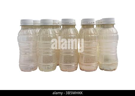 buvez du yogourt dans des bouteilles en plastique sur fond blanc Banque D'Images