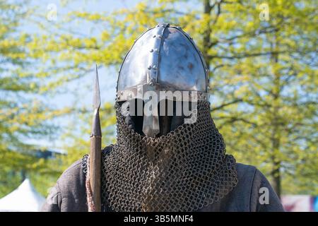 Chevalier médiéval en maille et casque tenant la lance. Banque D'Images