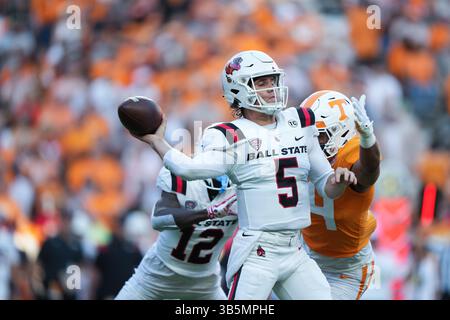 1er septembre 2022 : John Paddock #5 des Ball State Cardinals cherche à lancer la balle pendant le match de football de la NCAA entre les bénévoles de l'Université du Tennessee et les Ball State Cardinals au stade Neyland à Knoxville TN Tim Gangloff/CSM (crédit image : © Tim Gangloff/CSM via ZUMA Press Wire) Banque D'Images