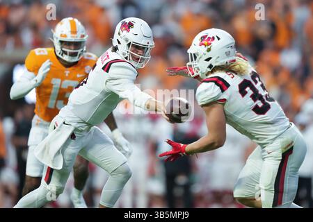 1er septembre 2022 : John Paddock #5 des Ball State Cardinals remet le ballon à Carson Steele #33 des Ball State Cardinals pendant le match de football de la NCAA entre les bénévoles de l'Université du Tennessee et les Ball State Cardinals au stade Neyland de Knoxville TN Tim Gangloff/CSM (image crédit : © Tim Gangloff/CSM via ZUMA Press Wire) Banque D'Images