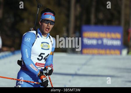 Célébrant après avoir franchi la ligne d'arrivée pour l'argent du Championnat du monde : Tommaso Giacomel (ITA) aux Championnats du monde de biathlon IBU Lenzerheide 2 Banque D'Images