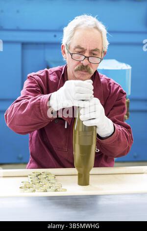 Sopot, Bulgarie - 17 mai 2016 : un ouvrier vérifie un élément explosif de grenades propulsées par roquette antichar (bazooka) sur une chaîne de montage dans un mu Banque D'Images