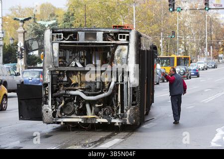 Sofia, Bulgarie - Novembre 8, 2016 : la circulation publique bus est vu dans la rue après avoir pris dans le feu durant le voyage et éteint par les pompiers Banque D'Images