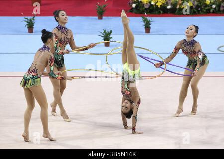 Sofia, Bulgarie - 30 mars 2018 : Team Korea joue avec des cerceaux lors de la Coupe du monde de gymnastique rythmique Sofia 2018. Tournoi de groupe Banque D'Images