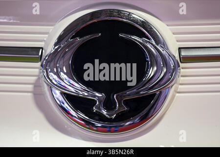 Sofia, Bulgarie - 3 juin 2022 : gros plan du logo SsangYong est vu sur une voiture au salon de l'automobile de Sofia Banque D'Images
