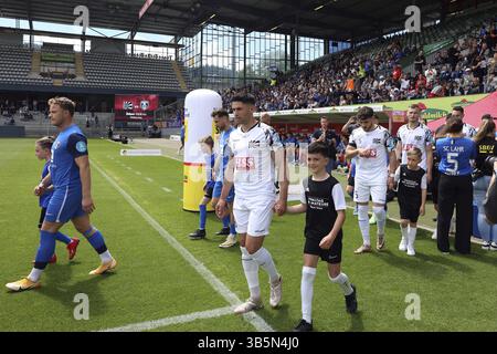 Prêtes pour la grande finale, les équipes se lancent sur le terrain lors de la finale de la Coupe SBFV 23/24 : FC 08 Villingen - SC Lahr, Fribourg, Allemagne / Allemagne Banque D'Images